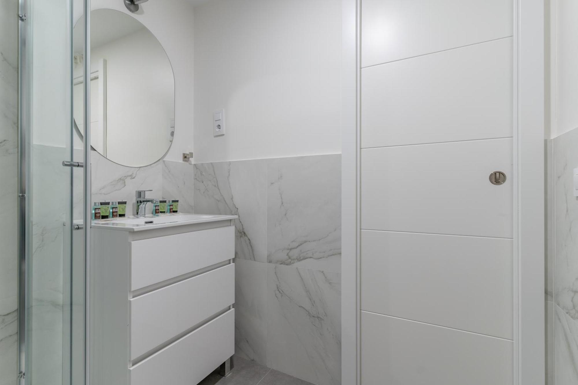 Large With Terrace- 2bd 1,5bth- Plaza Castilla Appartement